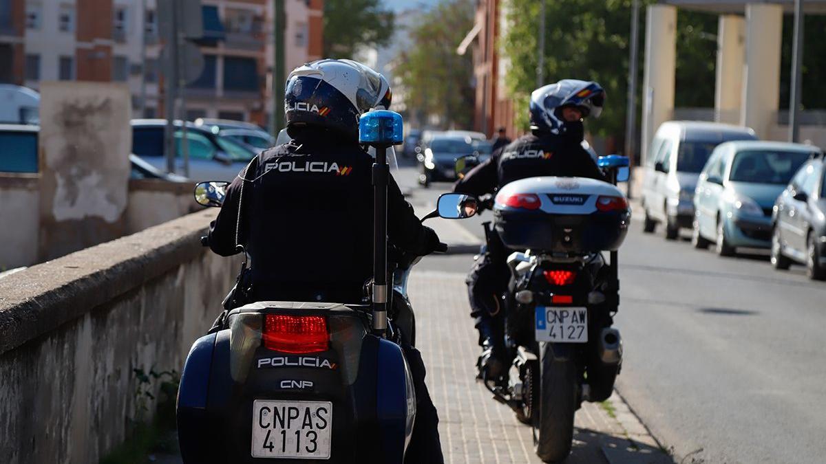 Una patrulla en motocicletas de la Policía Nacional en Córdoba.