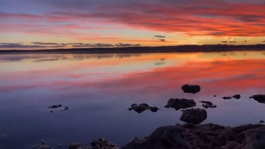 El vídeo del candilazo desde la laguna rosa de Torrevieja que ha encantado a las redes