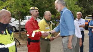 Los reyes de España saludan a los efectivos que luchan contra el fuego en Sanabria.