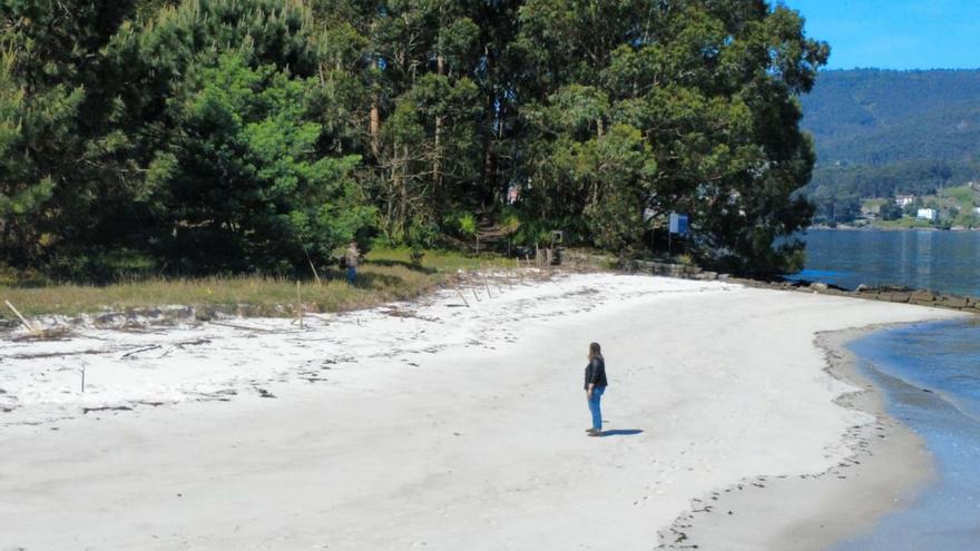 La concejala de Poio Rocío Cochón, en la playa de la Illa de Tambo, ayer.