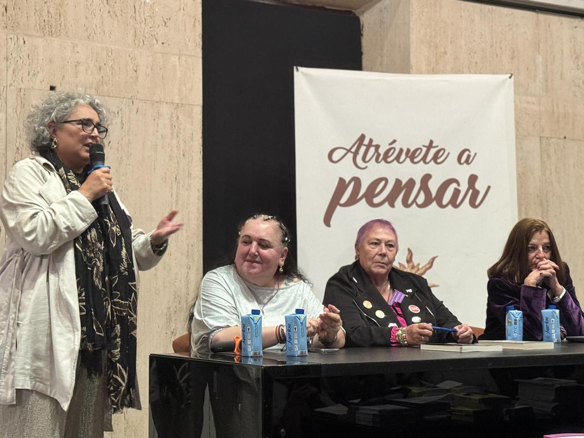 Las supervivientes, en la charla.