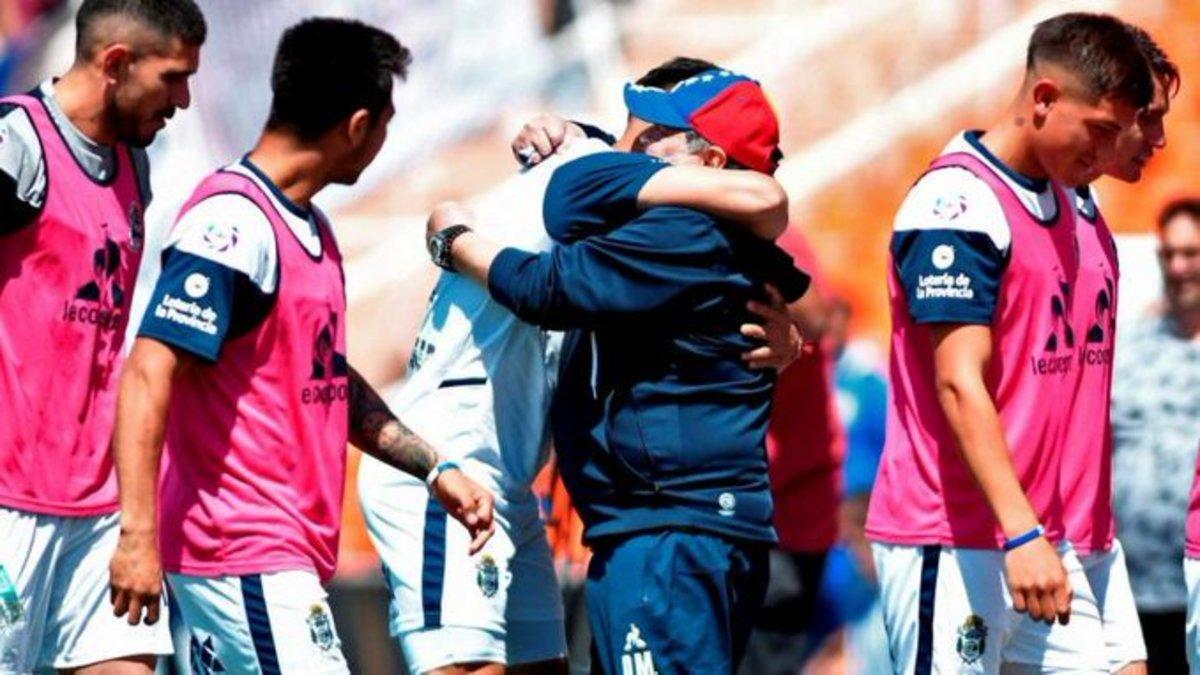 Maradona celebra con sus jugadores la primera victoria de la temporada