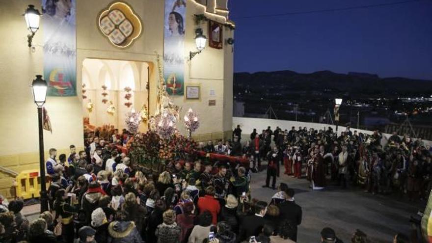 Dos momentos de la Bajada del Santo de las Fiestas de Moros y Cristianos de Sax, celebrada en la tarde de ayer.