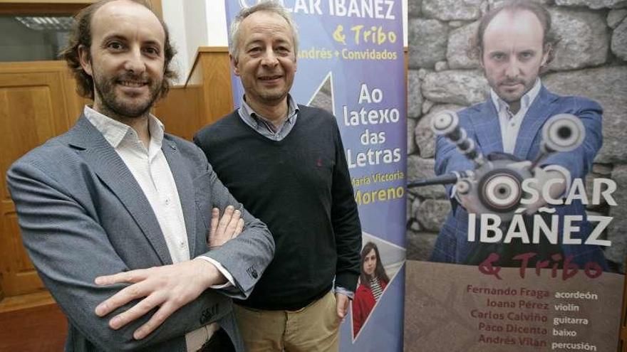 El artista Óscar Ibáñez y el edil de Cultura Juan Constenla, presentando el concierto. // Bernabé / Cris M.V.