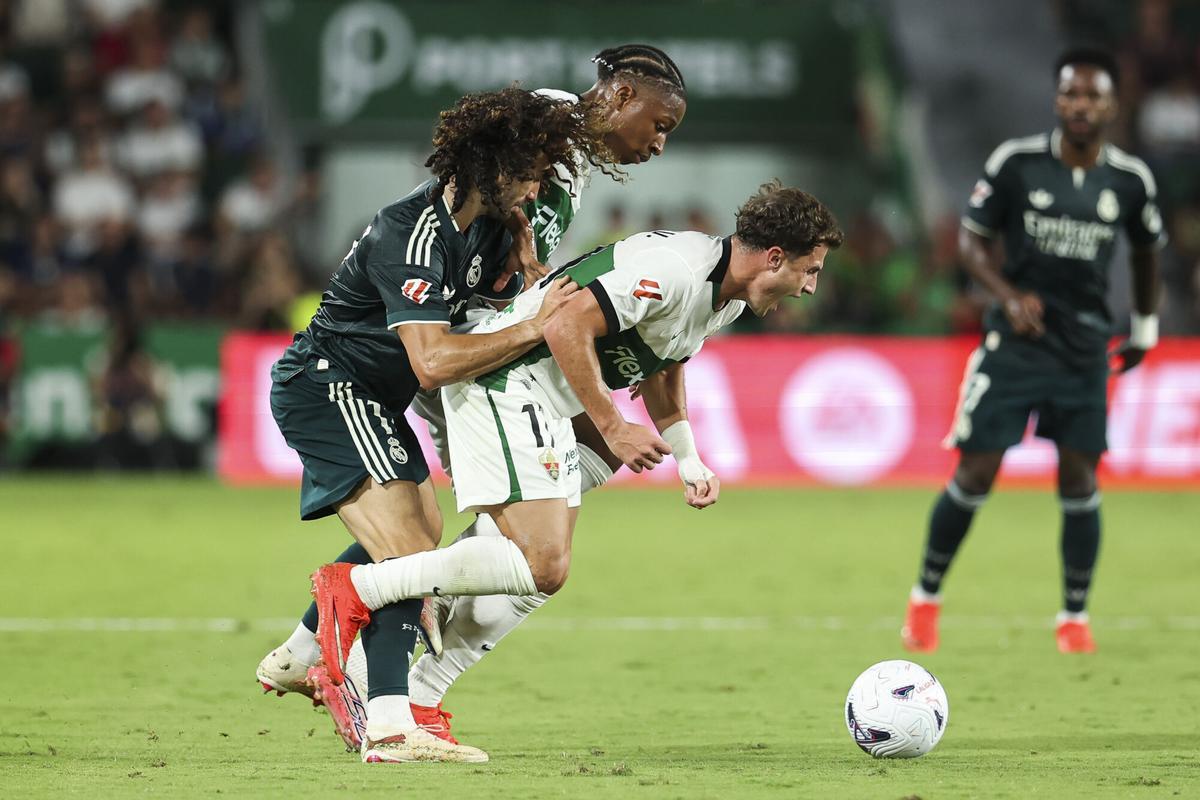 Marc Cucurella pelea un balón con Germán Valera, del Elche.