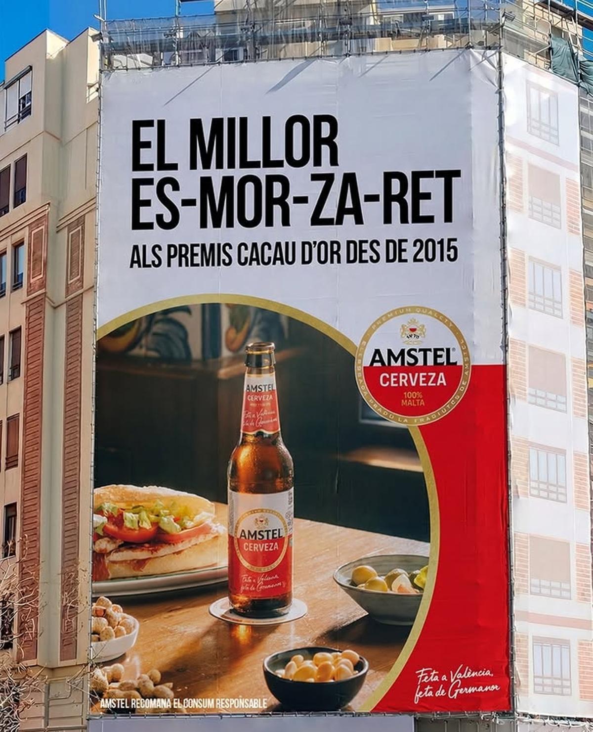Amstel cuelga una lona en València para reivindicar el 'esmorzaret'