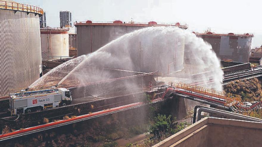 Dos momentos del simulacro llevado a cabo por Cepsa en la Refinería.