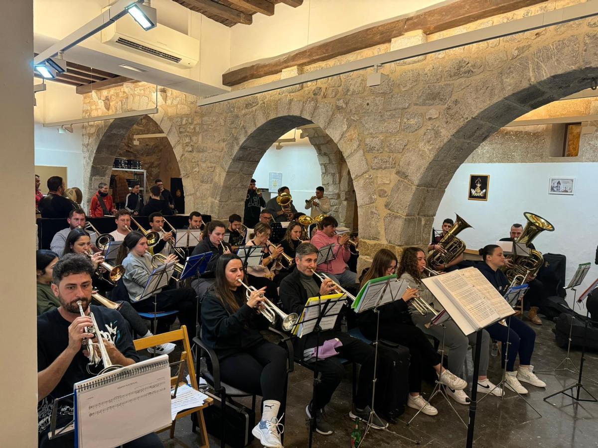 Un ensayo de la Agrupación Musical Yacente Ibiza.