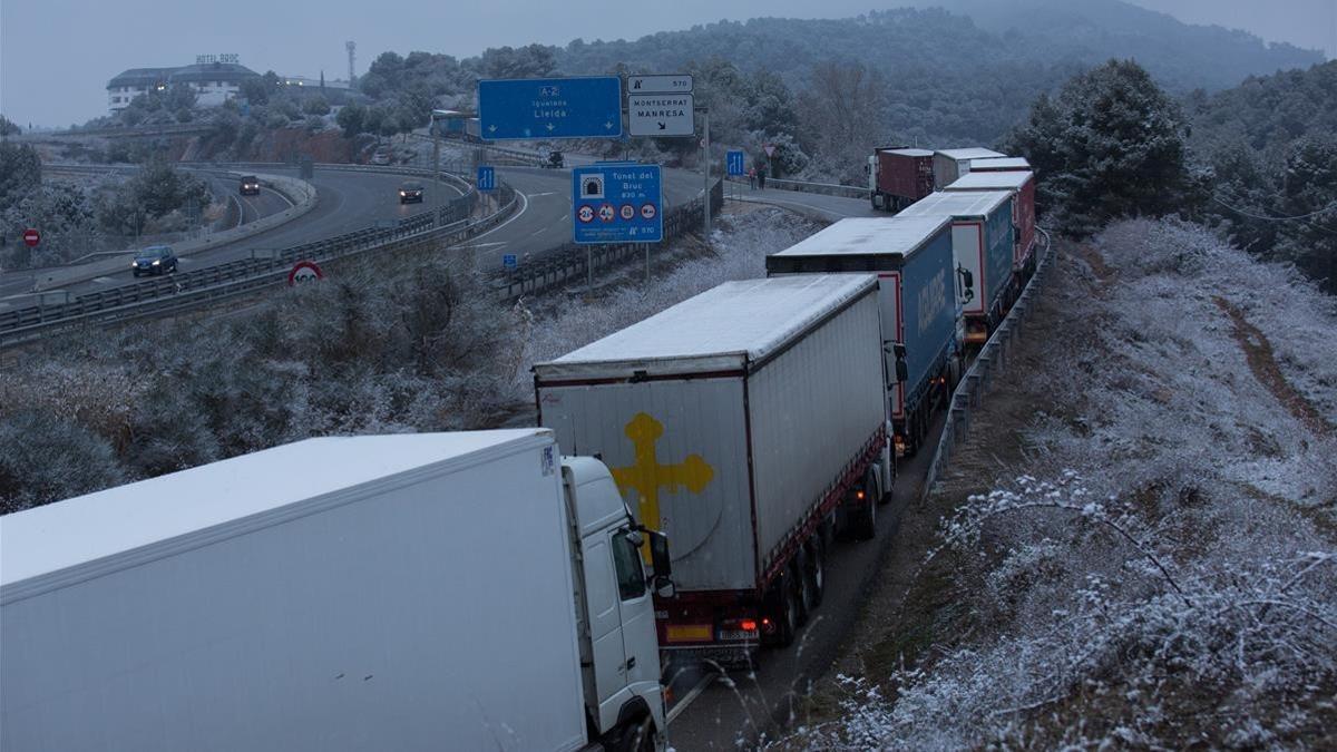 Los caminos se ven obligados a salir de la A-2 por la prohibición de circular hasta nueva orden