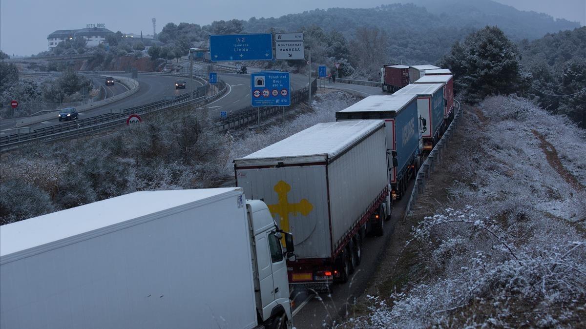 zentauroepp42334770 27 02 18 nevades  el camions   es veuen obligats a  sortir d180227201920