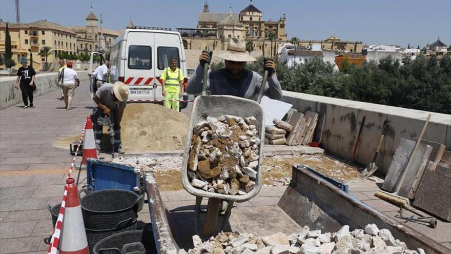 La Junta arregla los desperfectos por el calor en el Puente Romano