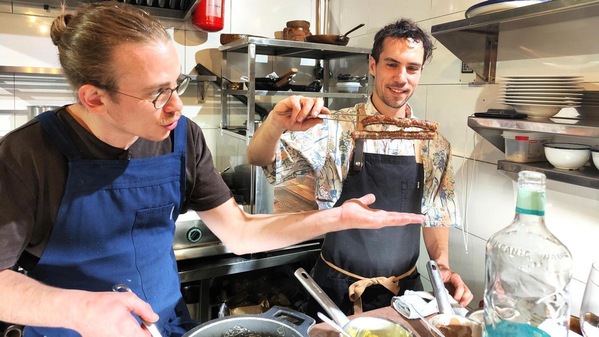 Pau Feliu y Ricard Llop, en el restaurante El Cup Vell, en Tarragona.