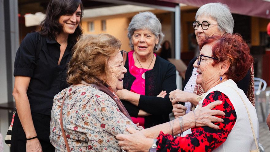 Ellas pusieron flores a los bloques de hormigón: un documental cuenta cómo cambiaron los barrios de Sevilla