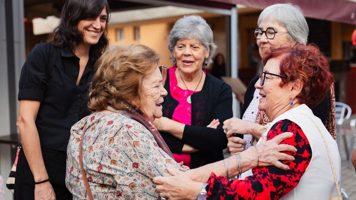 [Vídeo] La directora Reyes Gallegos junto a algunas de las protagonistas del documental 'Ellas en la ciudad'.