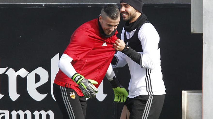 Zaza bromea con Jaume en un entrenamiento.