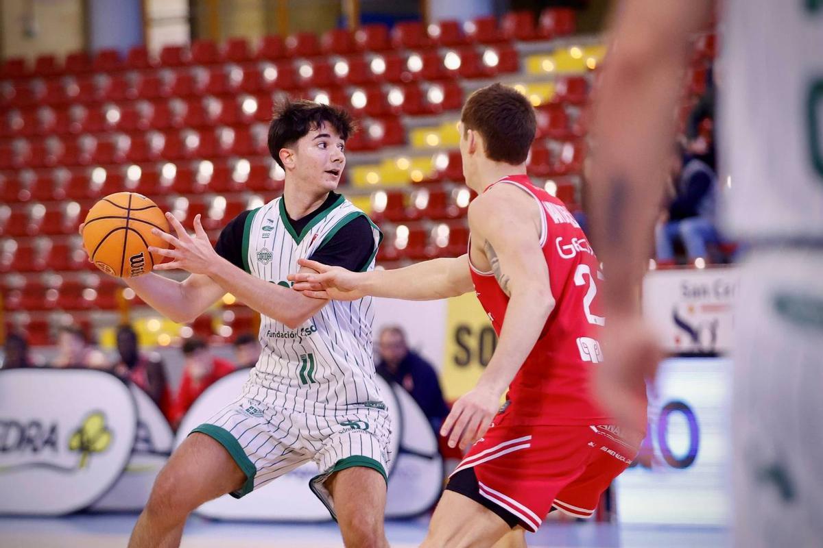 Alejandro Orozco protege el balón ante un rival.