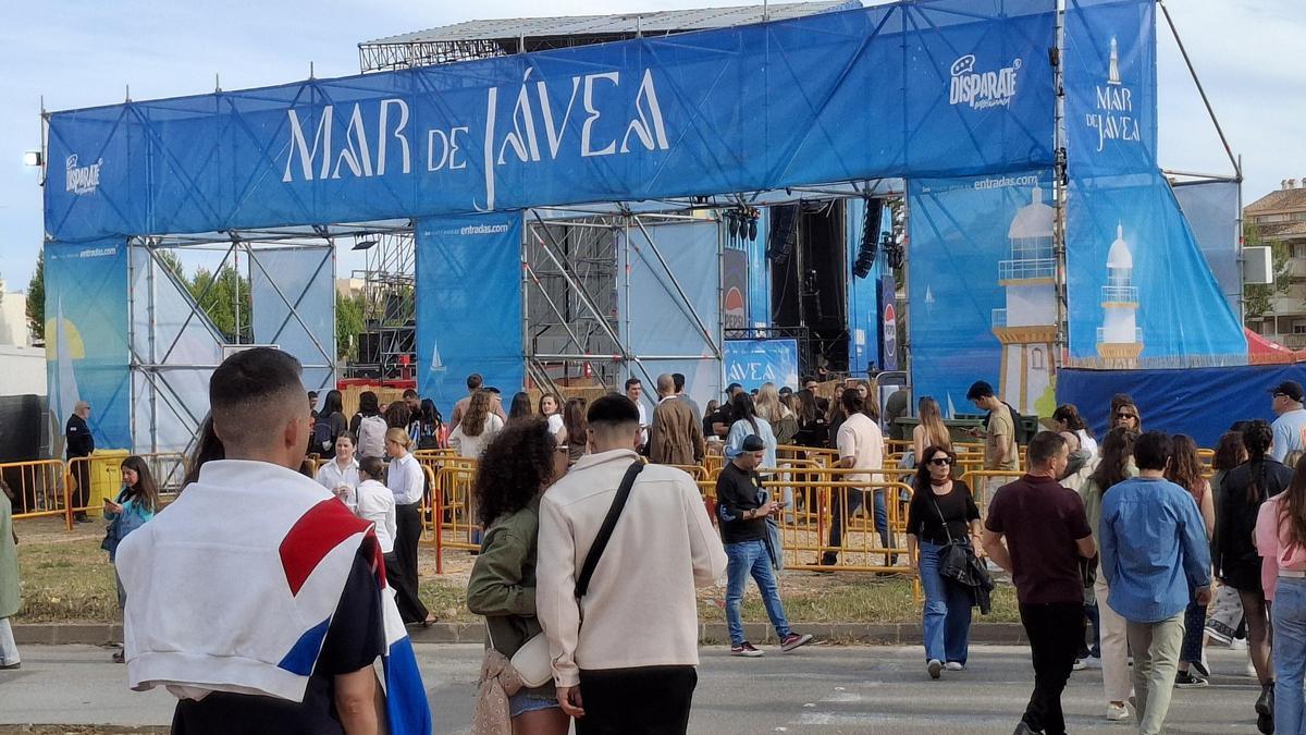 Asistentes al festival se agolpan en la entrada