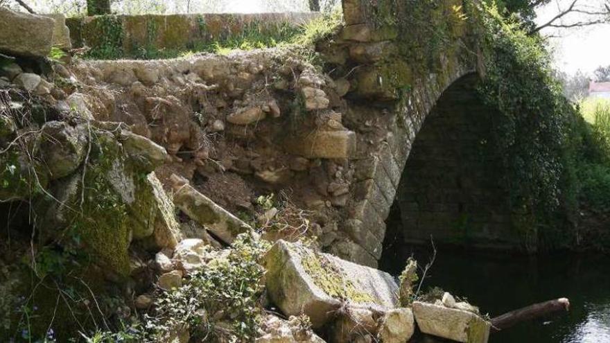 El estado del Ponte da Ola, sobre el Liñares, se agravó con los temporales. // Bernabé/Cris M.V.