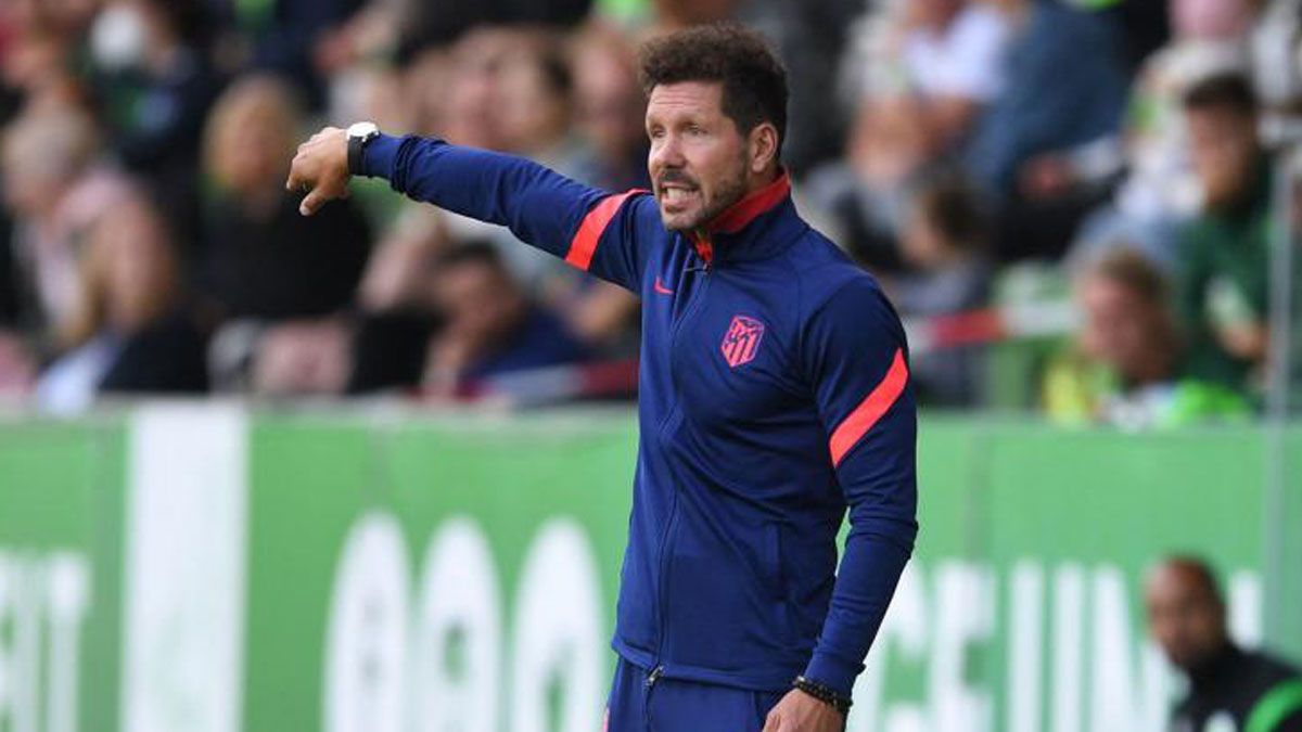 ¡Simeone para el entrenamiento para pedir más intensidad al equipo!