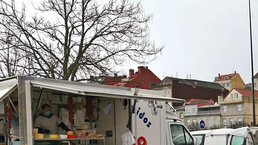 Mercadillo de ayer en Moaña, sin apenas puestos por la lluvia. |   // S.A.