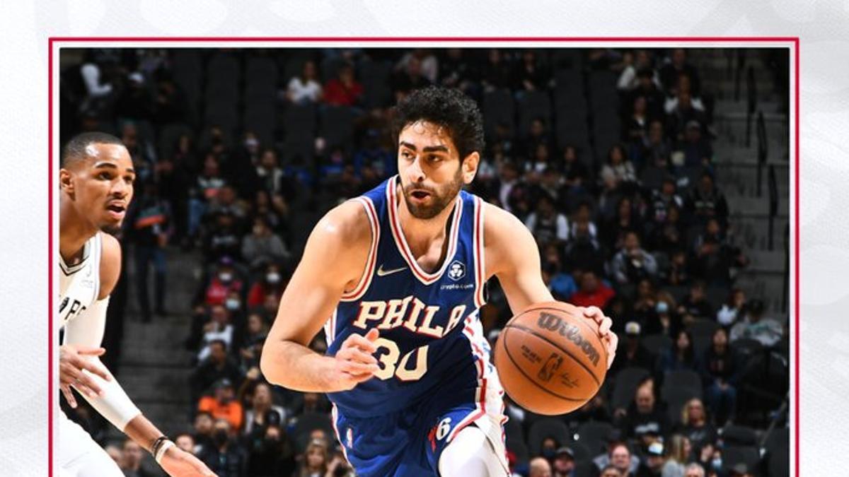 Los Philadelfia 76ers derrotan s los Spurs.