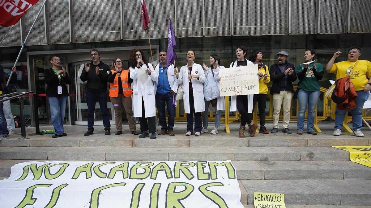 Les imatges de la protesta dels docents davant de la Generalitat a Girona