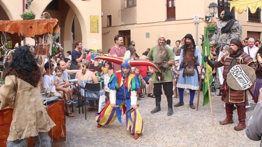 Numerosos vecinos y visitantes disfrutaron ayer de las primeras actividades de la feria medieval de Onda.