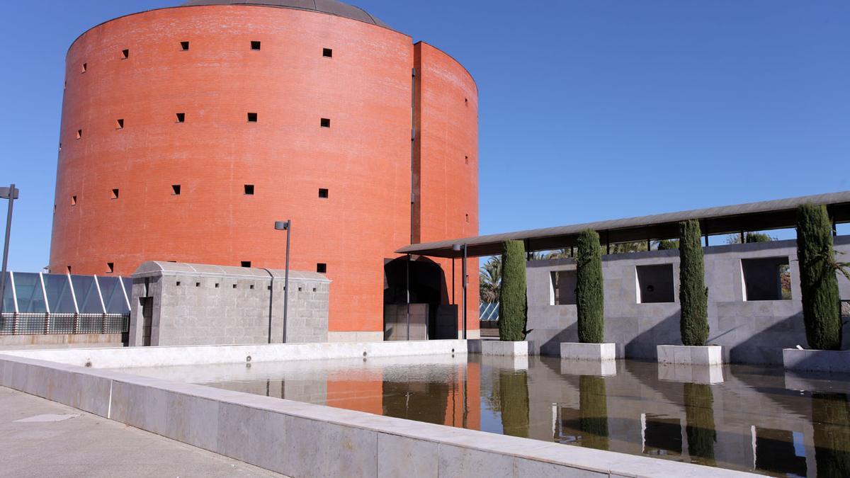 Imagen del exterior del MuseoExtremeño e Iberoamericano de Arte Contemporáneo (MEIAC), en Badajoz.