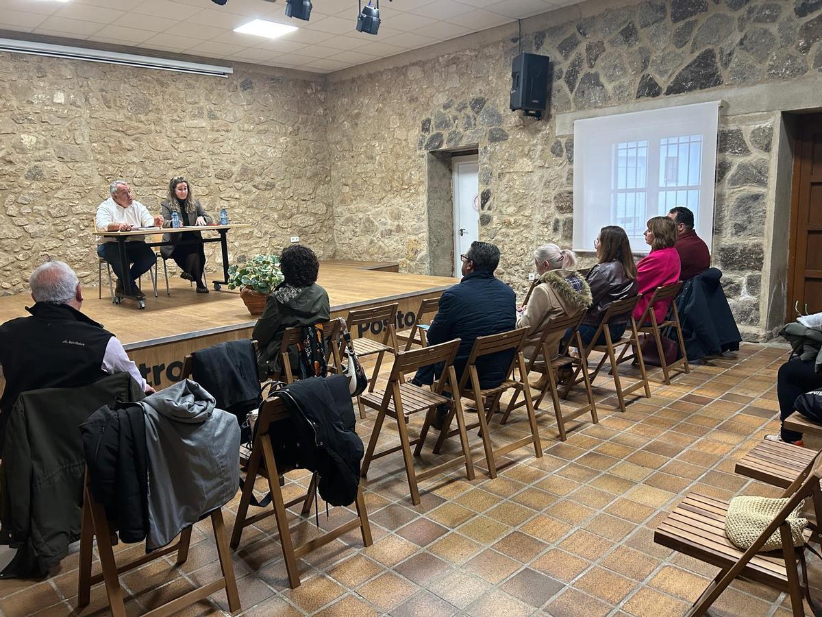 Presentación del programa formativo sobre atención en los centros residenciales de la Diputación de Cáceres.