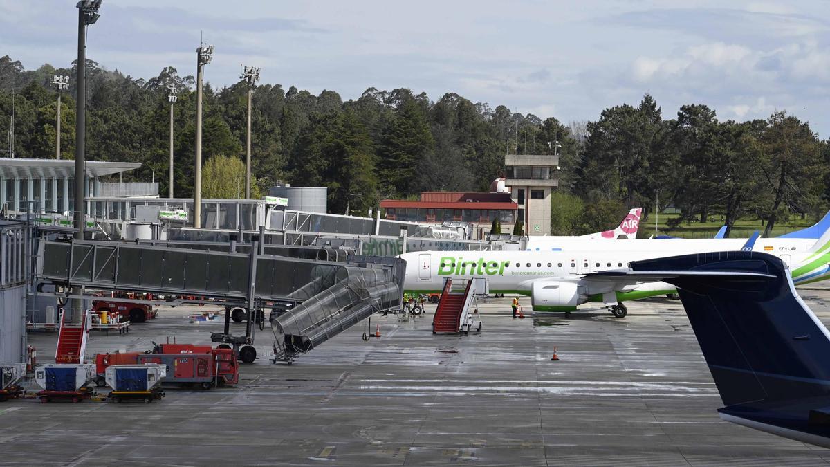 Un avión de Binter en el primer día de dos vuelos por sentido de la aerolínea Binter desde el aeropuerto de Peinador, en Vigo, hacia Canarias, el pasado jueves