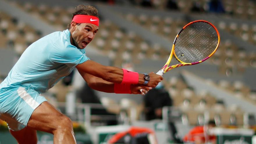 El tenista mallorquín Rafa Nadal devuelve una pelota en Roland Garros.