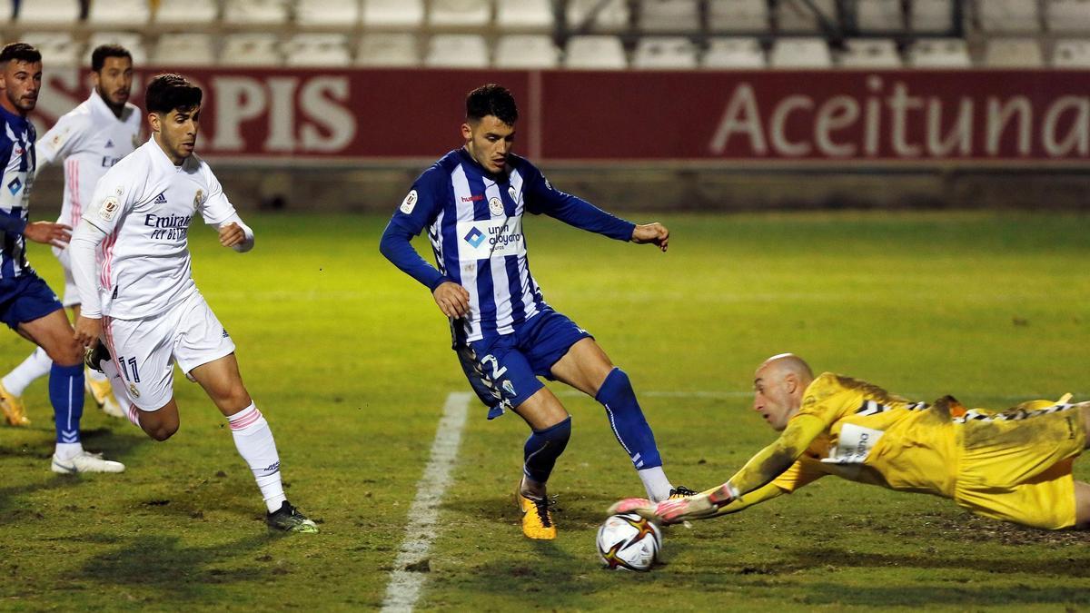 El portero del Alcoyano José Juan se hace con el balón en presencia de los madridistas Asensio y Hazard y su compañero Primi