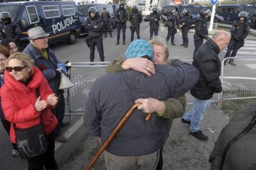 Apoyo a los afectados por el desalojo en el ofimático entre un amplio despliegue policial