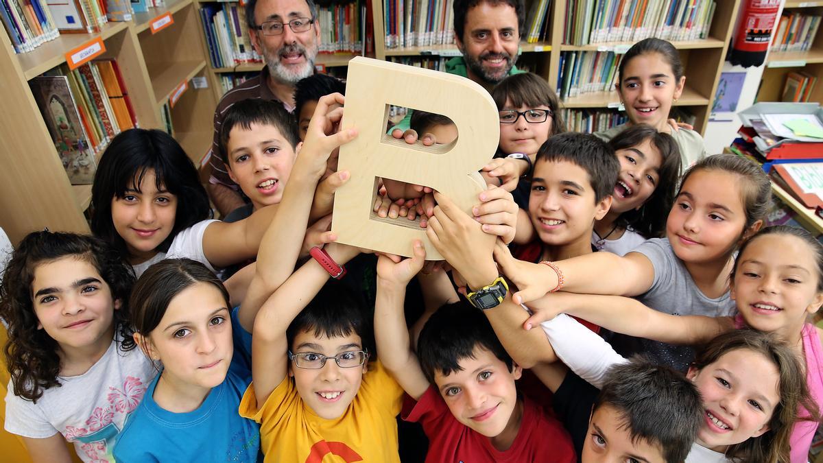 Alumnos del Antaviana, con el premio que les reconocía en 2014 como la mejor escuela de Barcelona. Con gafas, el director del centro, Francesc Freixanet