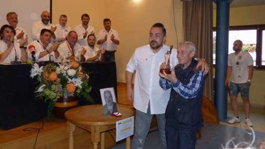 Arriba, Luis Martínez Tejón coloca la medalla a Antonio Ochoa; sobre estas líneas, Francisco Menéndez, &quot;Pacuti&quot;, con su premio.