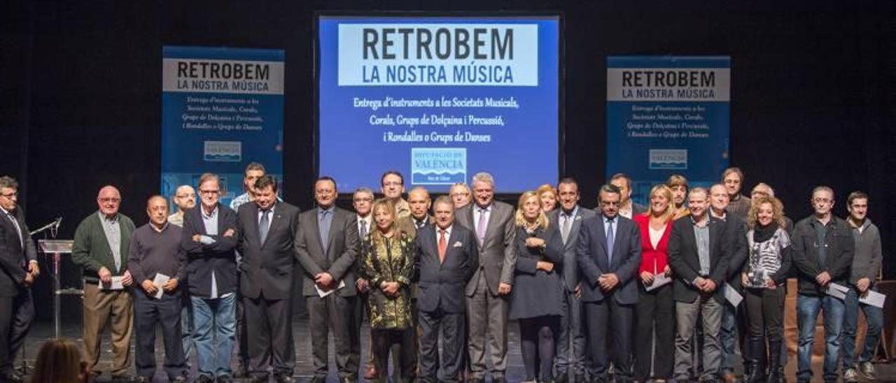 Acto de entrega de los polémicos instrumentos a las bandas de la Ribera Baixa, el pasado noviembre en Gandia.