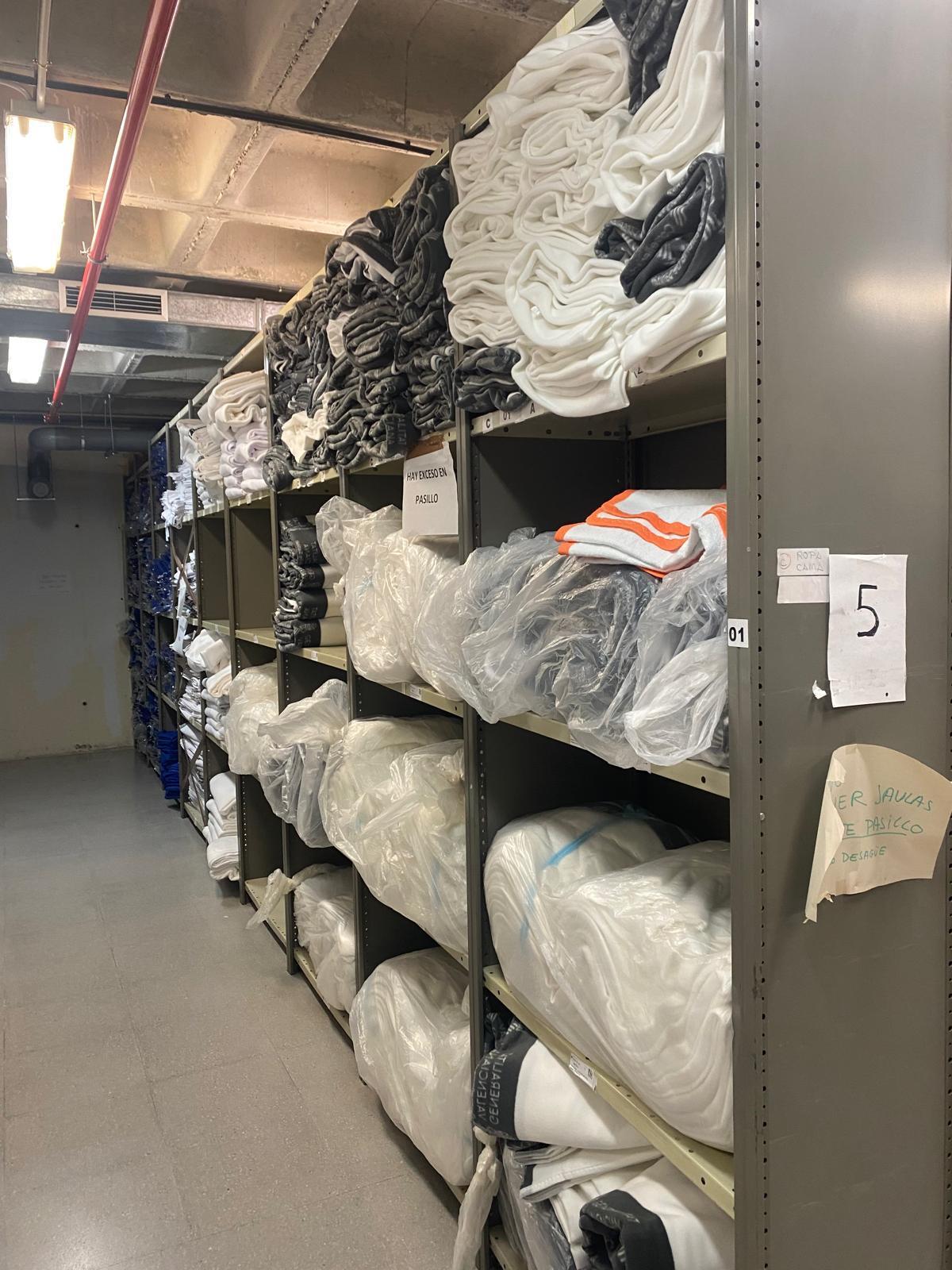 El almacén del hospital Arnau de Vilanova con las mantas preparadas.