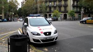 Infracció d’un cotxe policial.Des de ja fa algun temps, una patrulla dels Mossos d’Esquadra aparca el cotxe policial sobre la línia groga contínua del xamfrà que s’observa a la fotografia, situat al carrer de Consell de Cent al costat de Calàbria. La situació es repeteix sistemàticament i a la mateixa hora, quan la patrulla disfruta del seu moment de descans per anar a dinar a l’Eternal, un restaurant pròxim a la zona de la infracció, dia rere dia.