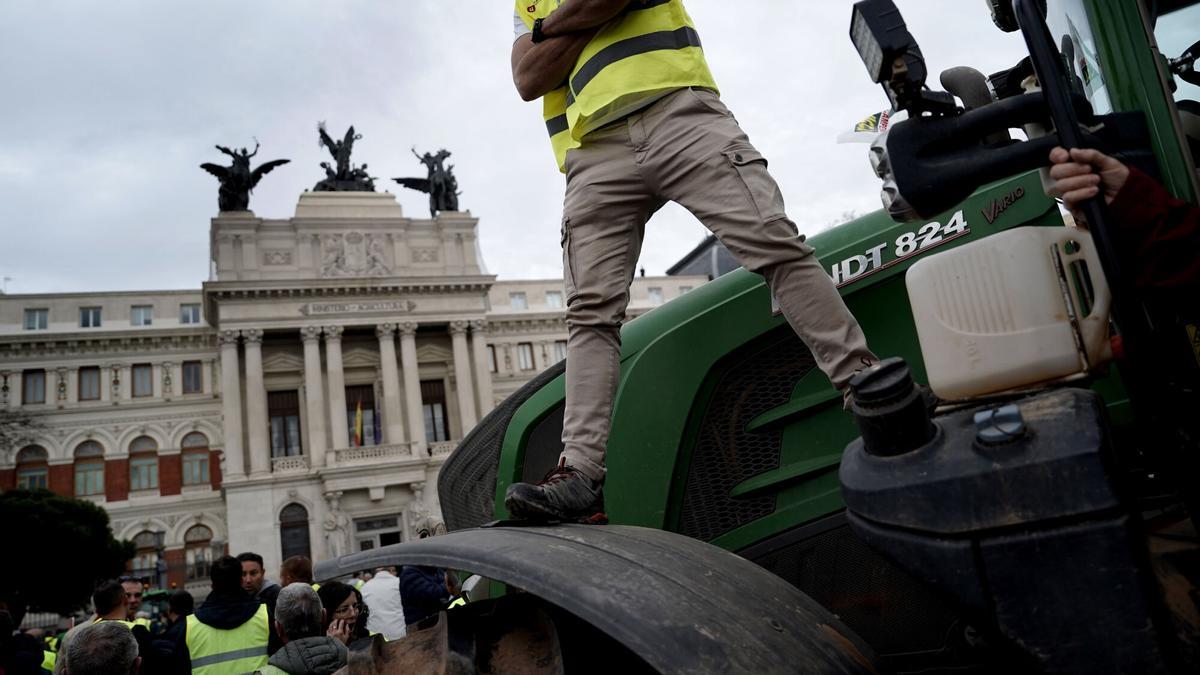 Madrid. 21.02.2024. Concentración de agricultores con tractores en el centro de la ciudad, en el ministerio de Agricultura.
