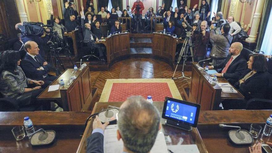 Momento de la votación de reprobación del alcalde, Jesús Vázquez, a propuesta de DO y apoyada por los ediles del PSOE. // Brais Lorenzo