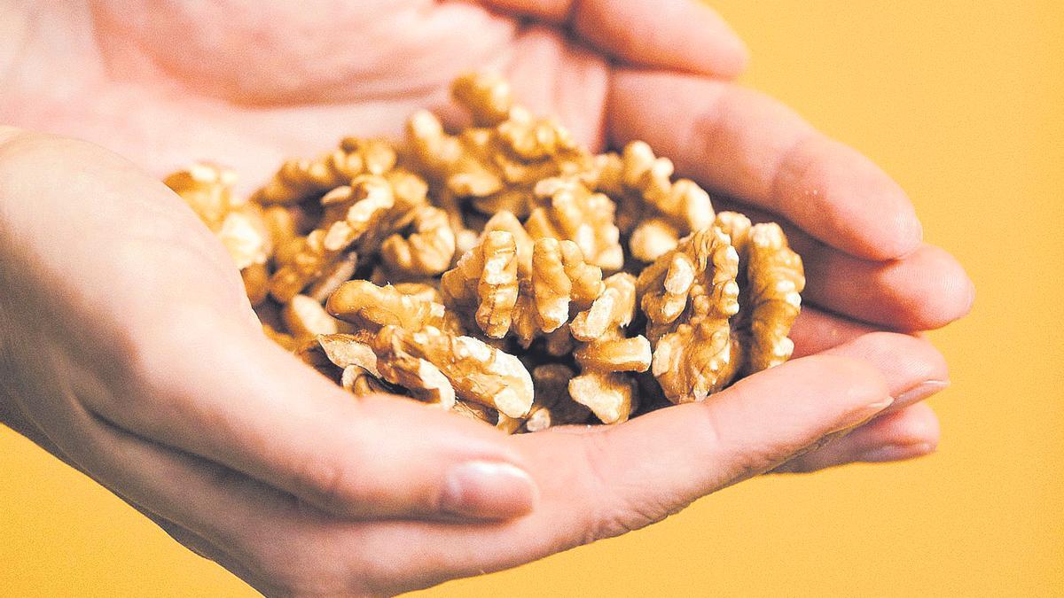 Un grapat de nous, fruit sec que conté triptòfan, melatonina, magnesi i vitamines del grup B.