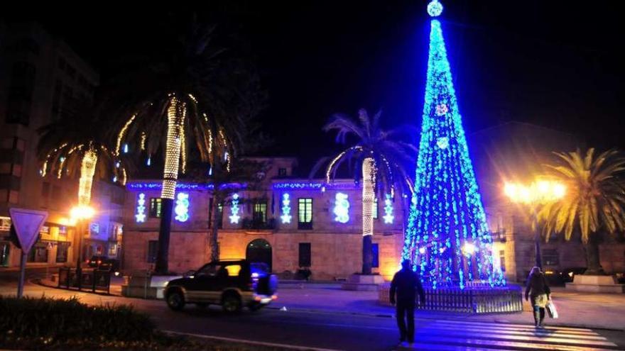 Árbol luminoso y decoración de las palmeras de la Praza do Concello. // Iñaki Abella