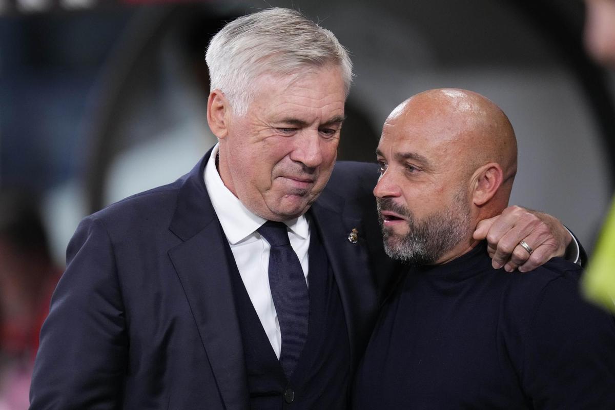 Carlo Ancelotti y Manolo González, entrenadores del Real Madrid y Espanyol, se abrazan.