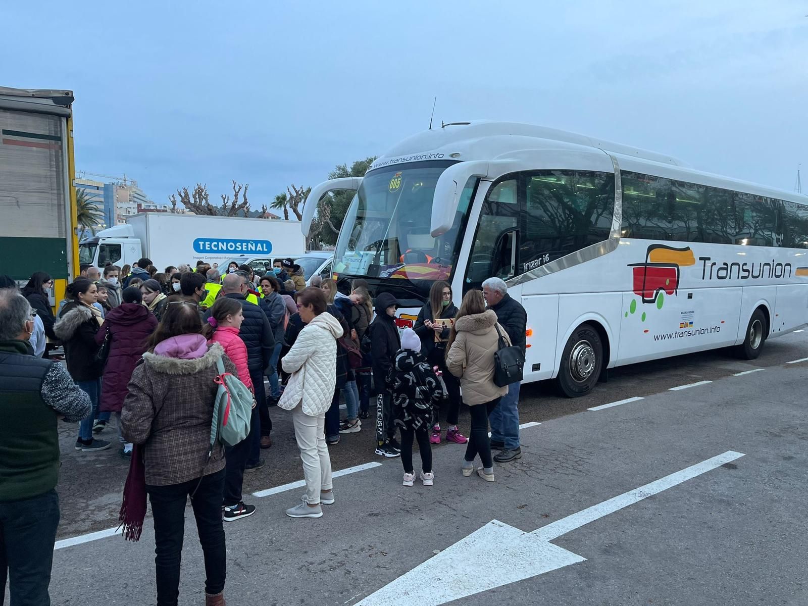 Llegan a Mallorca 73 refugiados ucranianos tras recorrer miles de kilómetros en autobús y furgonetas