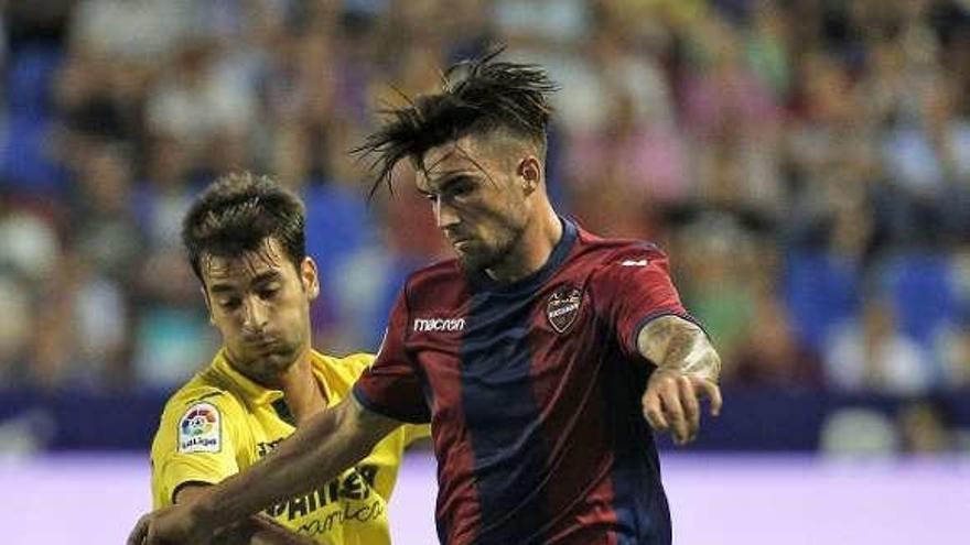 El coruñés Jason conduce el balón en un partido con el Levante.