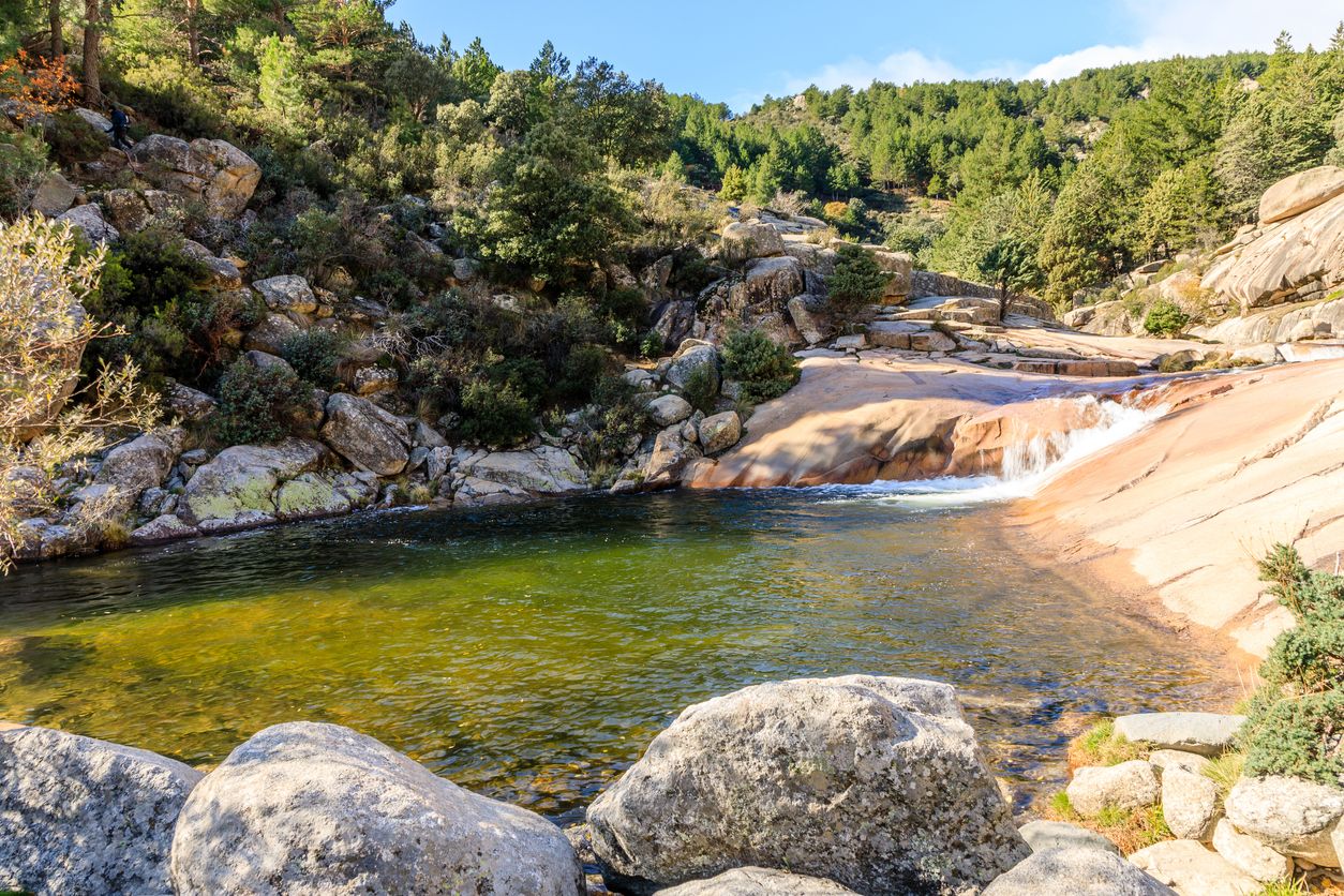Un río a su paso por La Pedriza en Madrid