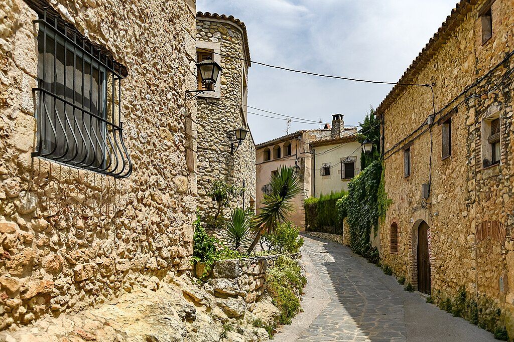 Callejear por Las Guñolas es como viajar a un parque temático.