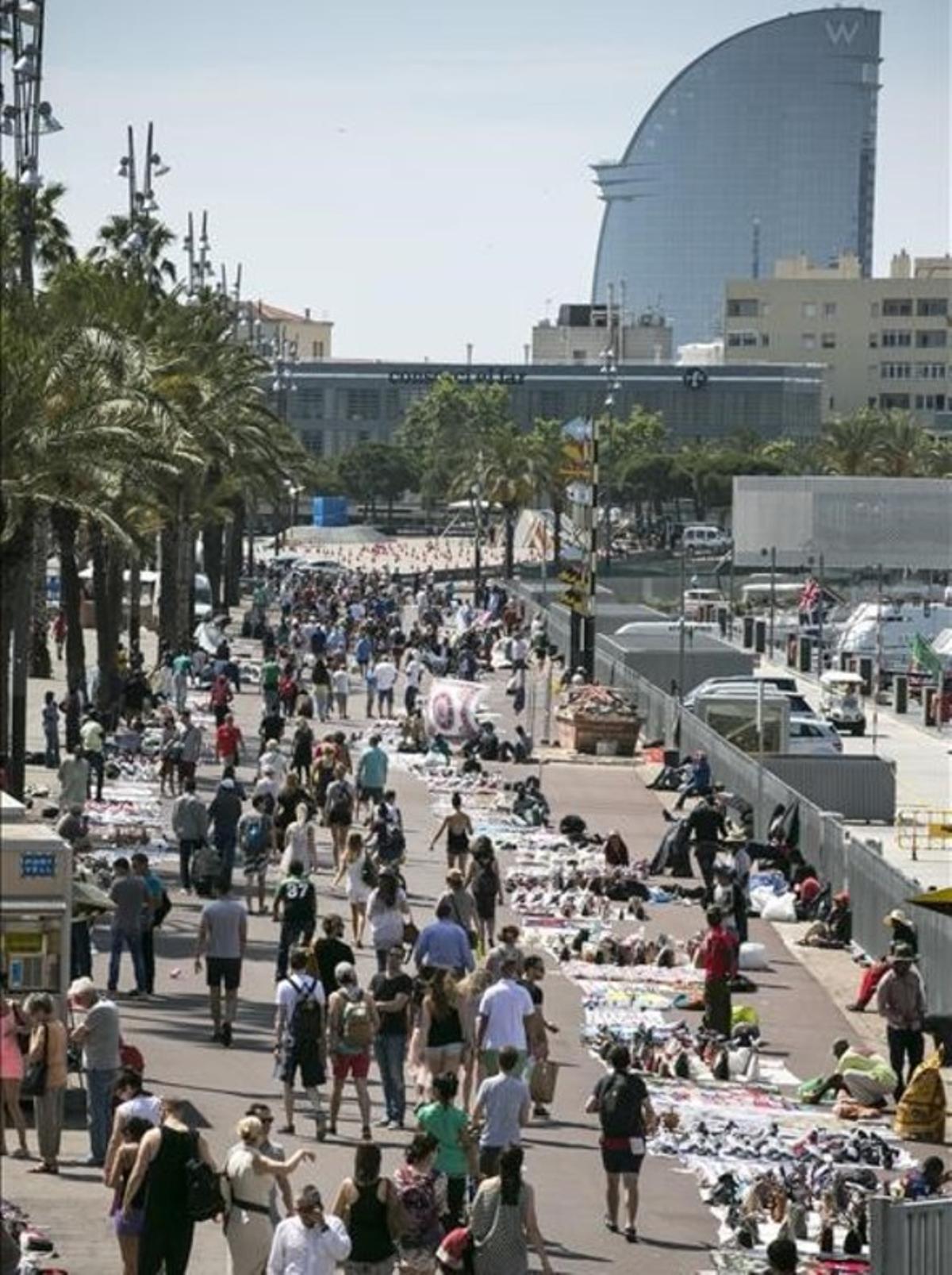 RESUMEN DEL AÑO 2016. 03/06/2016  Manteros en el Port Vell de Barcelona.