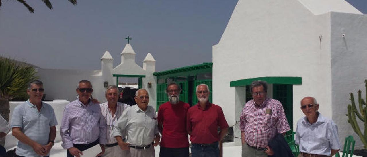 Ceferino Franquis, Manuel de Ganzo, Toñín Ramos, Luis Morales, Ildefonso Aguilar, Marcial Martín, Enrique Pérez y Antonio Berriel, ayer, en el Monumento al Campesino.