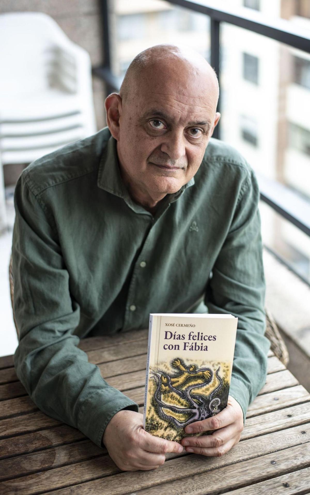 Xosé Cermeño, cun  exemplar do  seu novo libro.     | FOTO: PAULA CERMEÑO